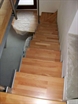 Dřevěné schodiště s kovovou bočnicí