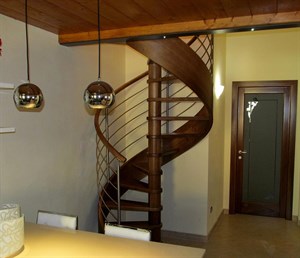 Luxusní točité schody s velkou dřevěnou podestou a nerezovým zábradlím
