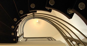 Moderní točité designové schodiště s nerezovým zábradlím