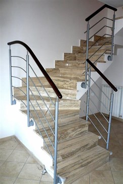 Moderní zábradlí nerez dřevo k betonovým schodům