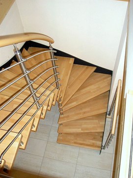 Točité dřevěné schodiště s nerezovým zábradlím