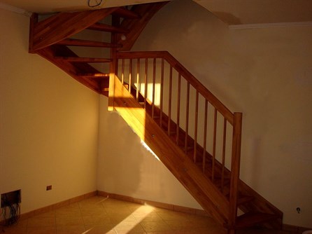 Dřevěné schodiště do "U"