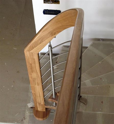 Dřevěné schodiště s nerezovým zábradlím