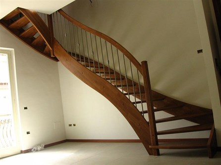 Dřevěné schodiště s ohýbanou bočnicí a kombinovaným zábradlím