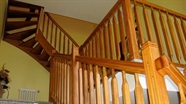 Dřevěné schodiště se zábradlím