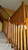 Dřevěné schodiště se zábradlím
