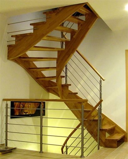 Dvoupodlažní samonosné dřevěné schodiště s nerezovým zábradlím
