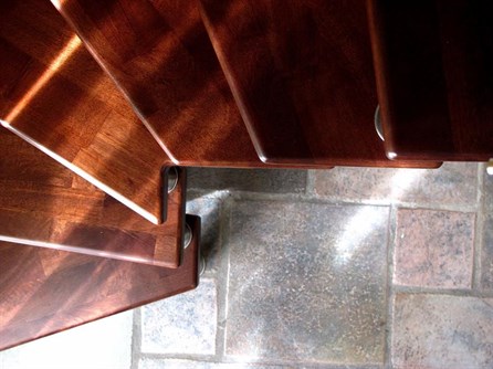 Luxusní dřevěné schodiště v kombinaci s nerezem