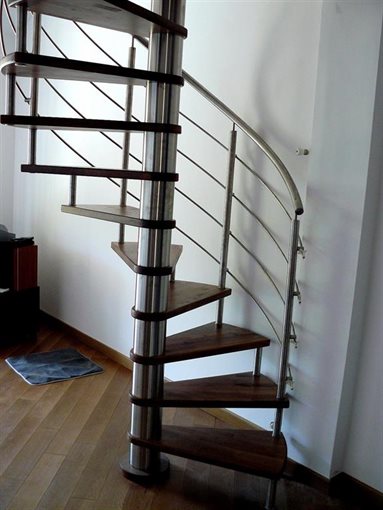 Moderní točité schodiště s nerezovým zábradlím a podestou
