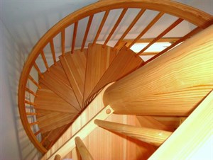 Točité interiérové dřevěné luxusní schodiště