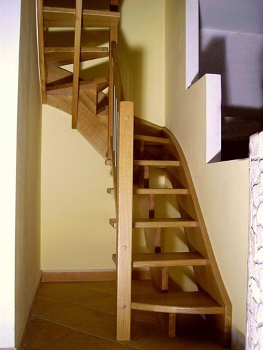Úzké dřevěné interiérové schody