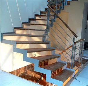 Dřevěné luxusní schodiště s kovovými bočnicemi a podestou