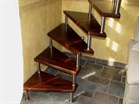 Dřevěné schodiště v kombinaci s kovem - nerezem