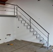 Rovné dřevěné schodiště s nerezovým zábradlím