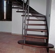 Samonosné točené dřevěné schodiště s nerezovým zábradlím