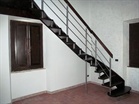 Samonosné točené dřevěné schodiště s nerezovým zábradlím